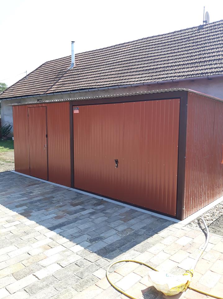 Plechová garáž so spádom strechy dozadu 6x5 RAL 8004
